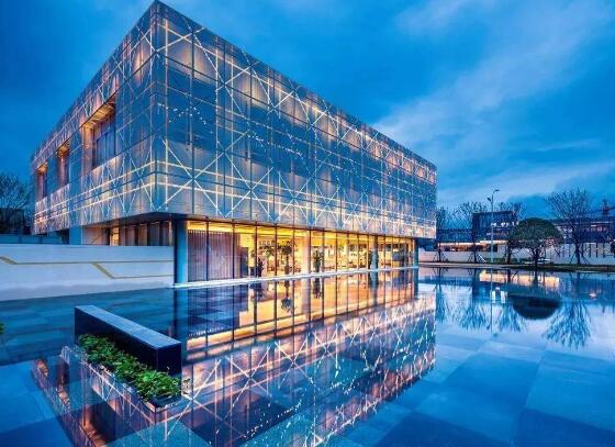 pc耐力板幕墻和鋼化玻璃幕墻哪個(gè)好？